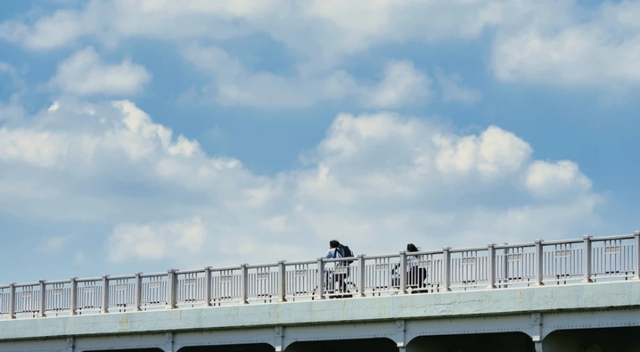 地域を自転車で走る学生