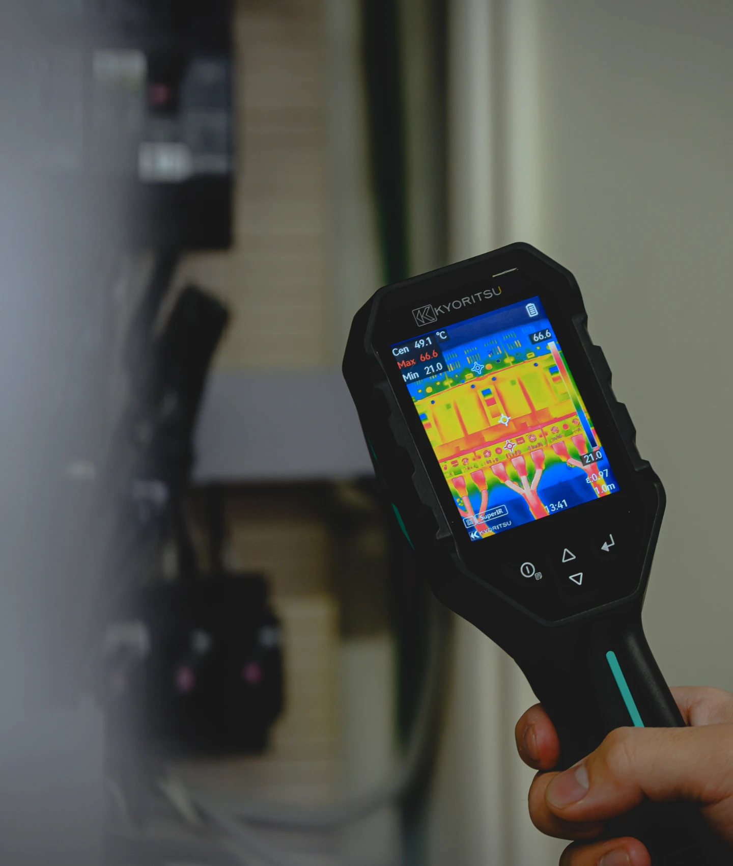 電気設備を点検する作業員