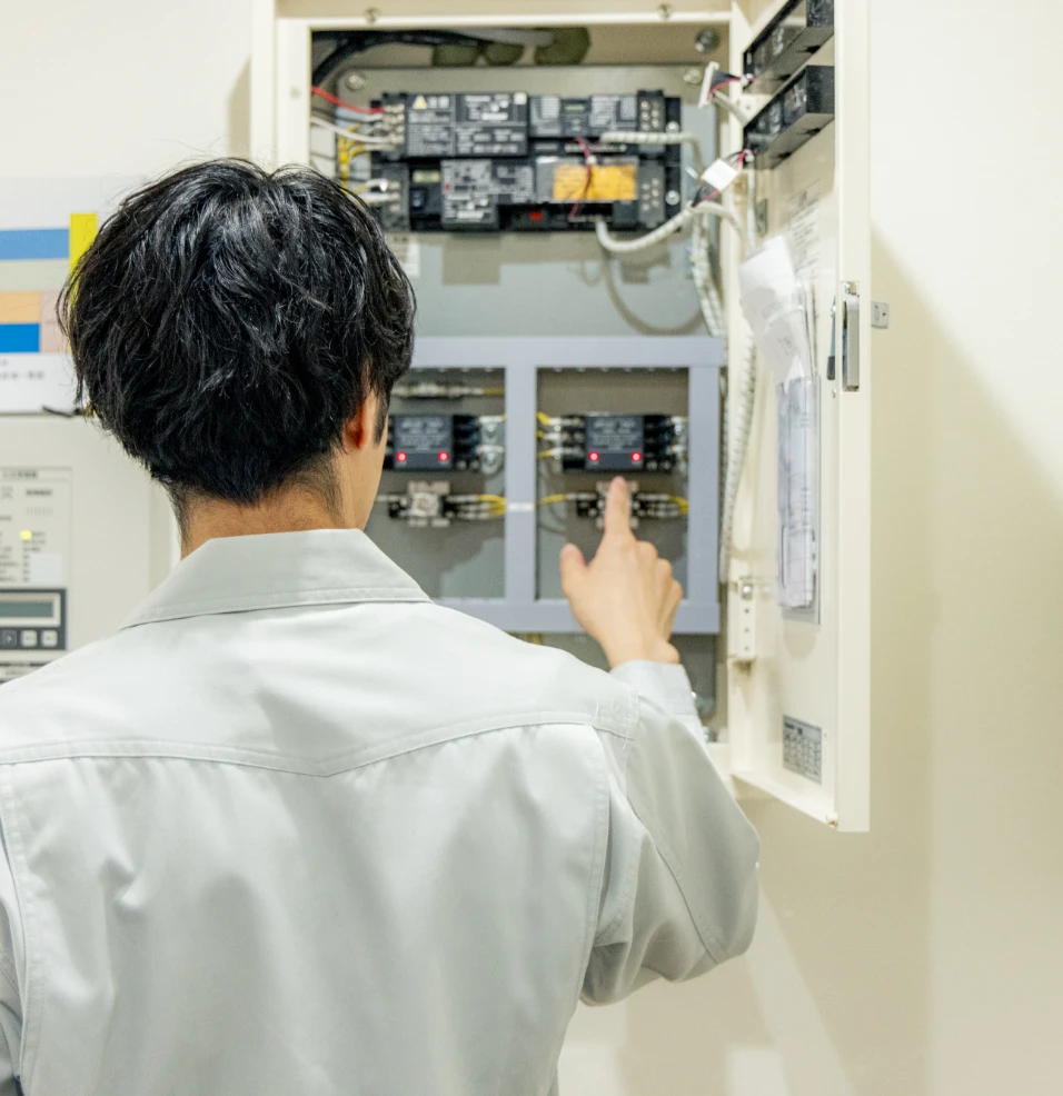 配電盤を点検する作業員